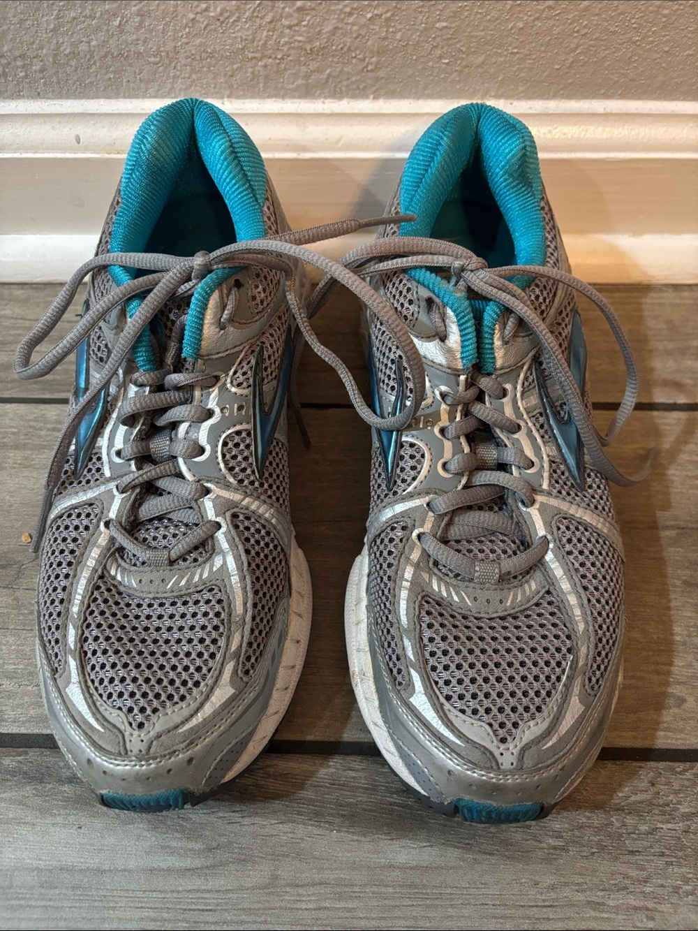 GUC Brooks Women’s Gray and Teal Running Sneakers